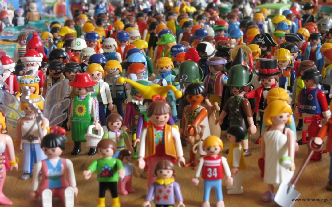 Playmobil Figuren auf Tanjas Esszimmertisch